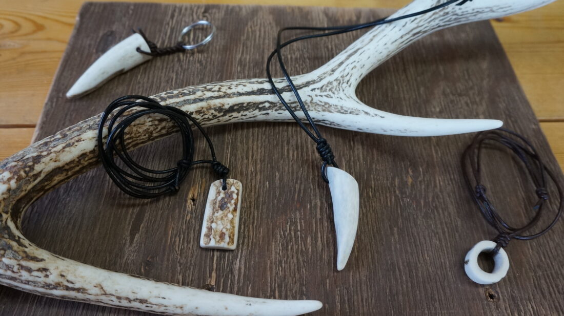 鹿の角で作ったアクセサリー